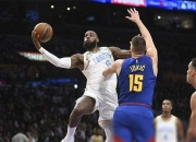 浓眉哥巅峰对决，蒂姆与80激战雄鹿分钟，精彩发挥胜负难料！